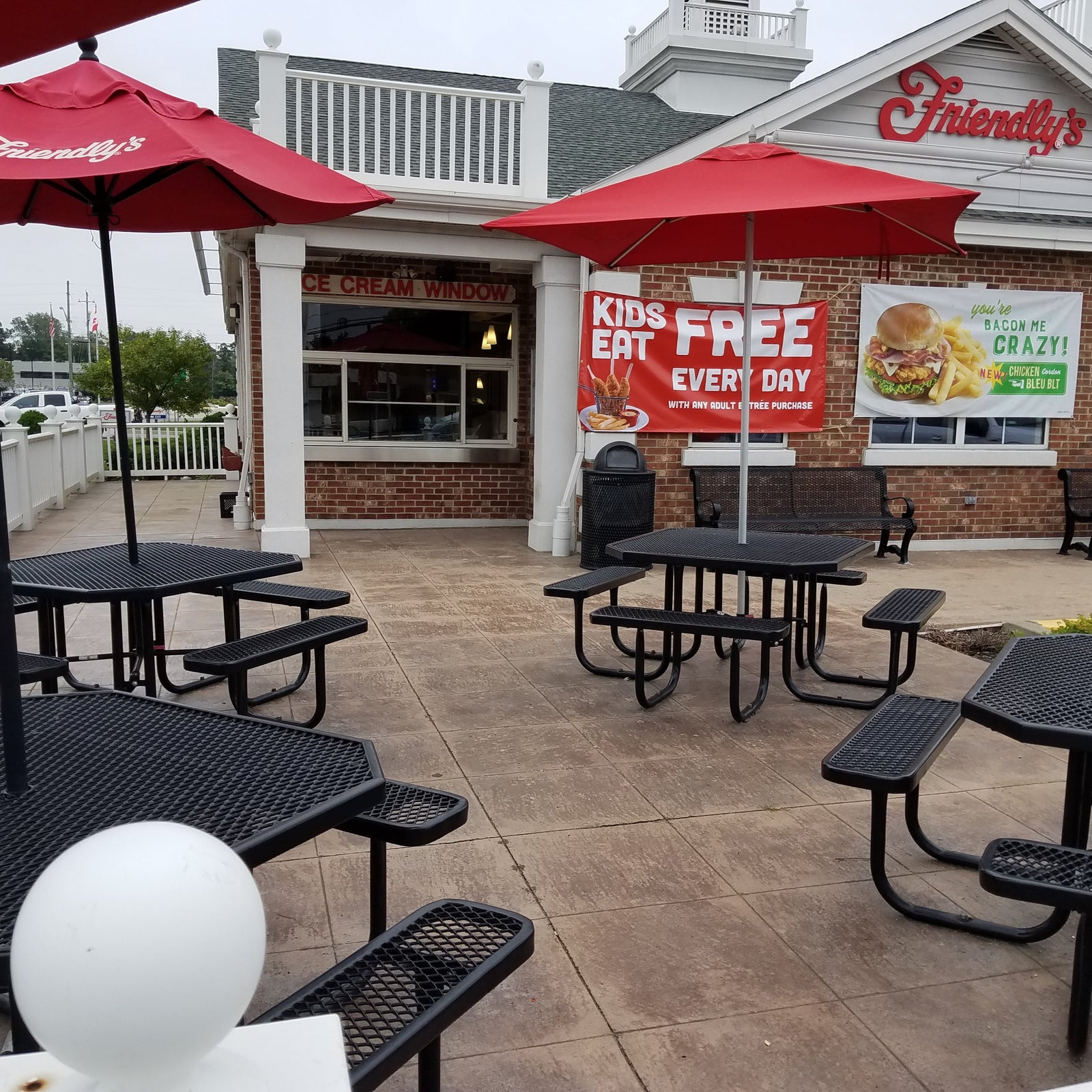Wabash Valley Picnic Tables and Umbrellas at Friendly's Restaurant Patio